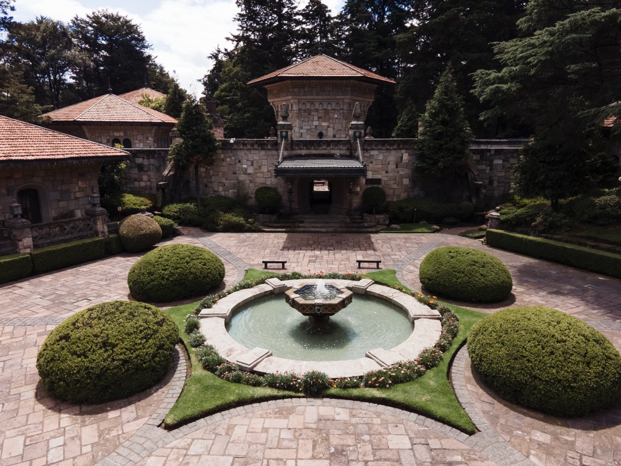 Descubre el legado de Francisco Artigas en Bosque 6060, donde la arquitectura moderna mexicana convive con la naturaleza. Agenda una visita.